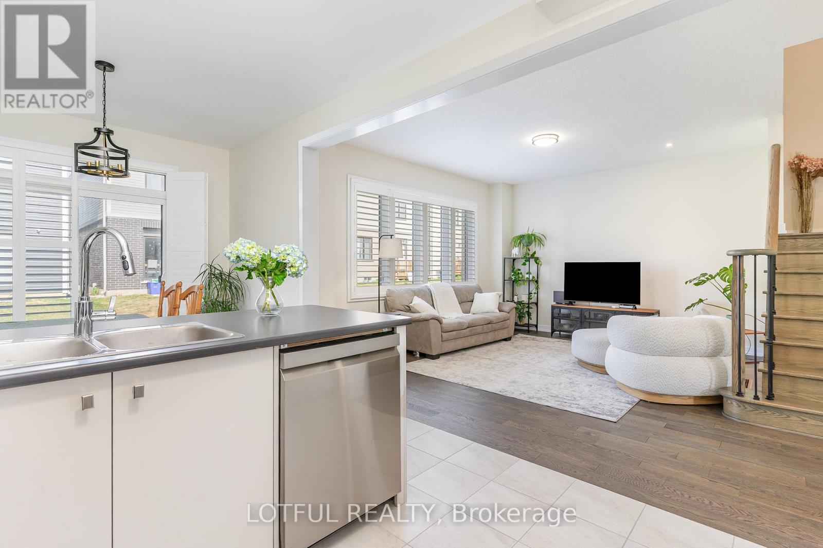 82 Lilac Circle, Haldimand, Ontario  N3W 0H6 - Photo 9 - X12670918