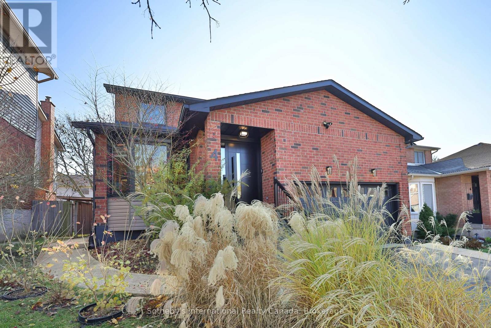 4 Fenton Drive, Hamilton, Ontario  L8B 0C8 - Photo 2 - X12670922