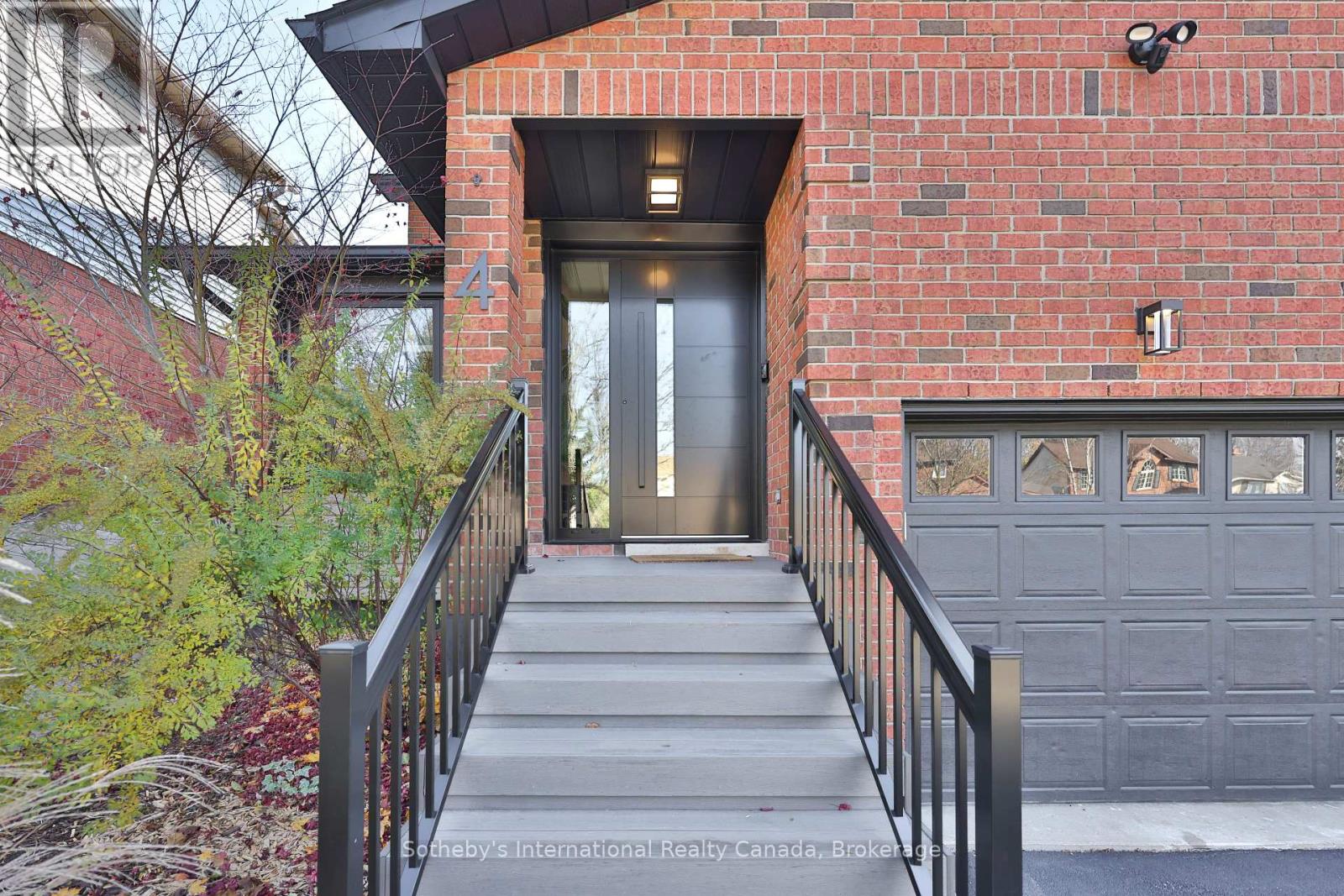 4 Fenton Drive, Hamilton, Ontario  L8B 0C8 - Photo 3 - X12670922