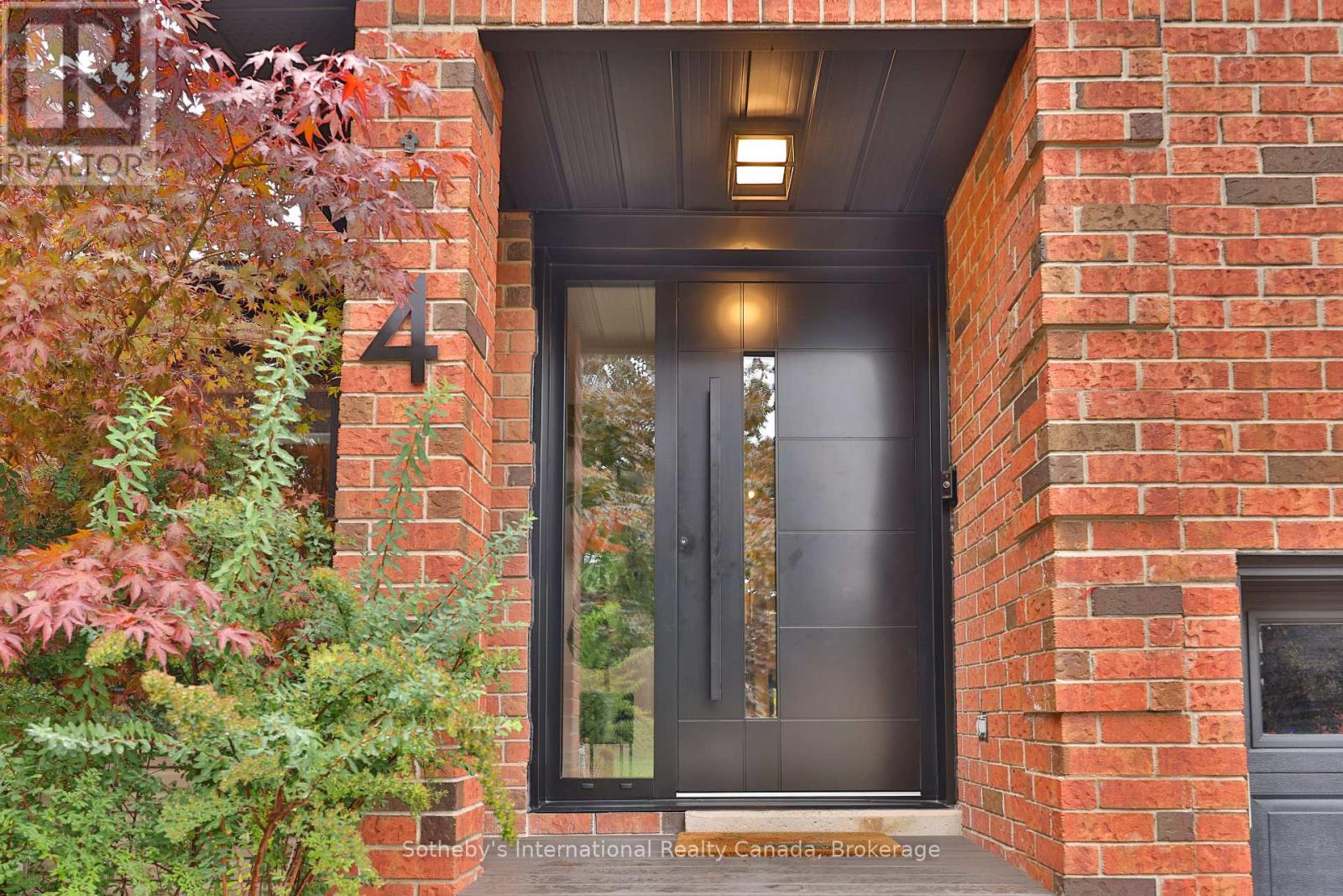 4 Fenton Drive, Hamilton, Ontario  L8B 0C8 - Photo 4 - X12670922