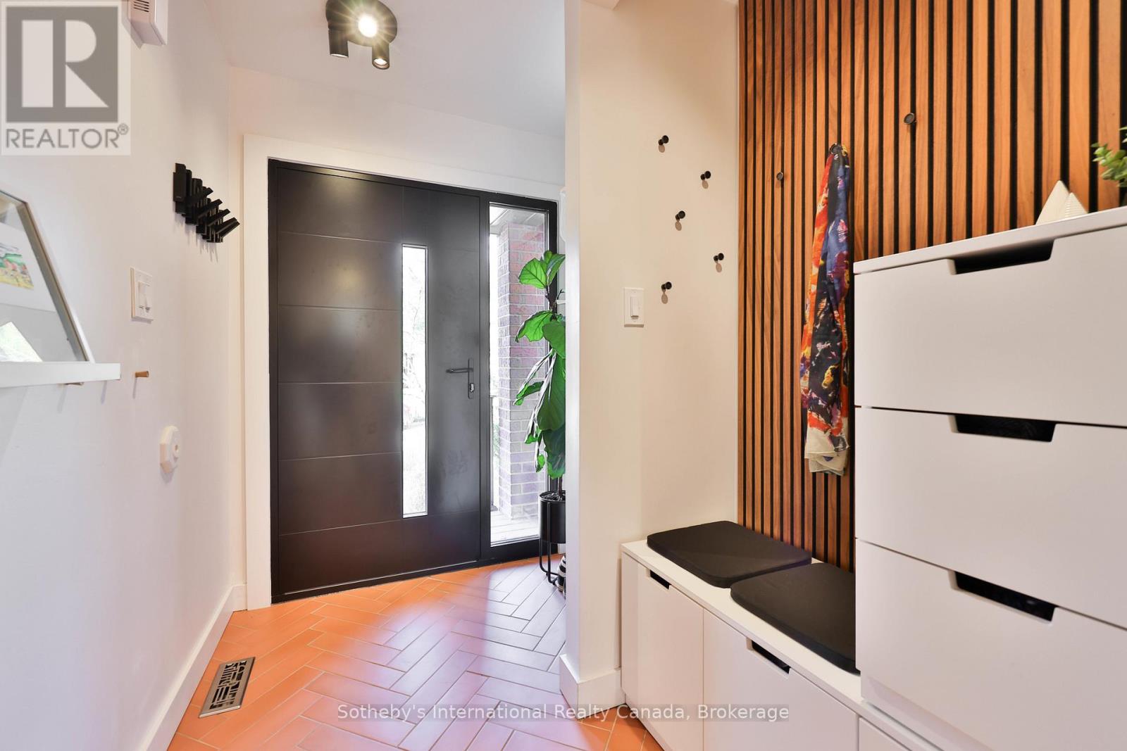 4 Fenton Drive, Hamilton, Ontario  L8B 0C8 - Photo 5 - X12670922