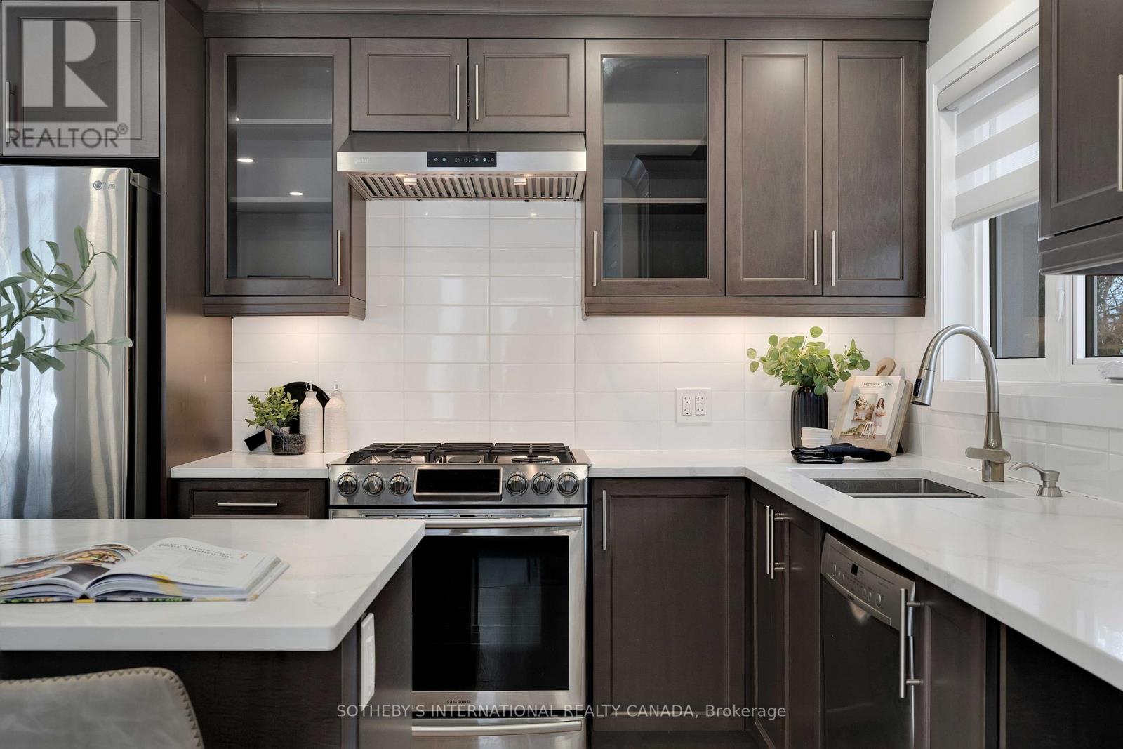 15 Wenderly Drive, Aurora, Ontario  L4G 1V2 - Photo 4 - N12670974