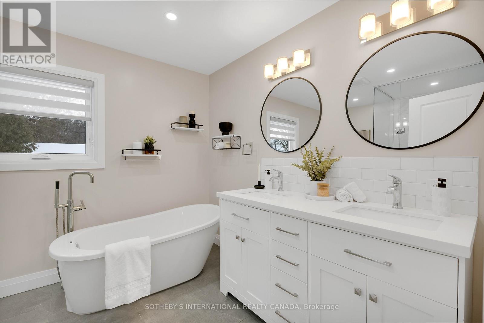 15 Wenderly Drive, Aurora, Ontario  L4G 1V2 - Photo 6 - N12670974