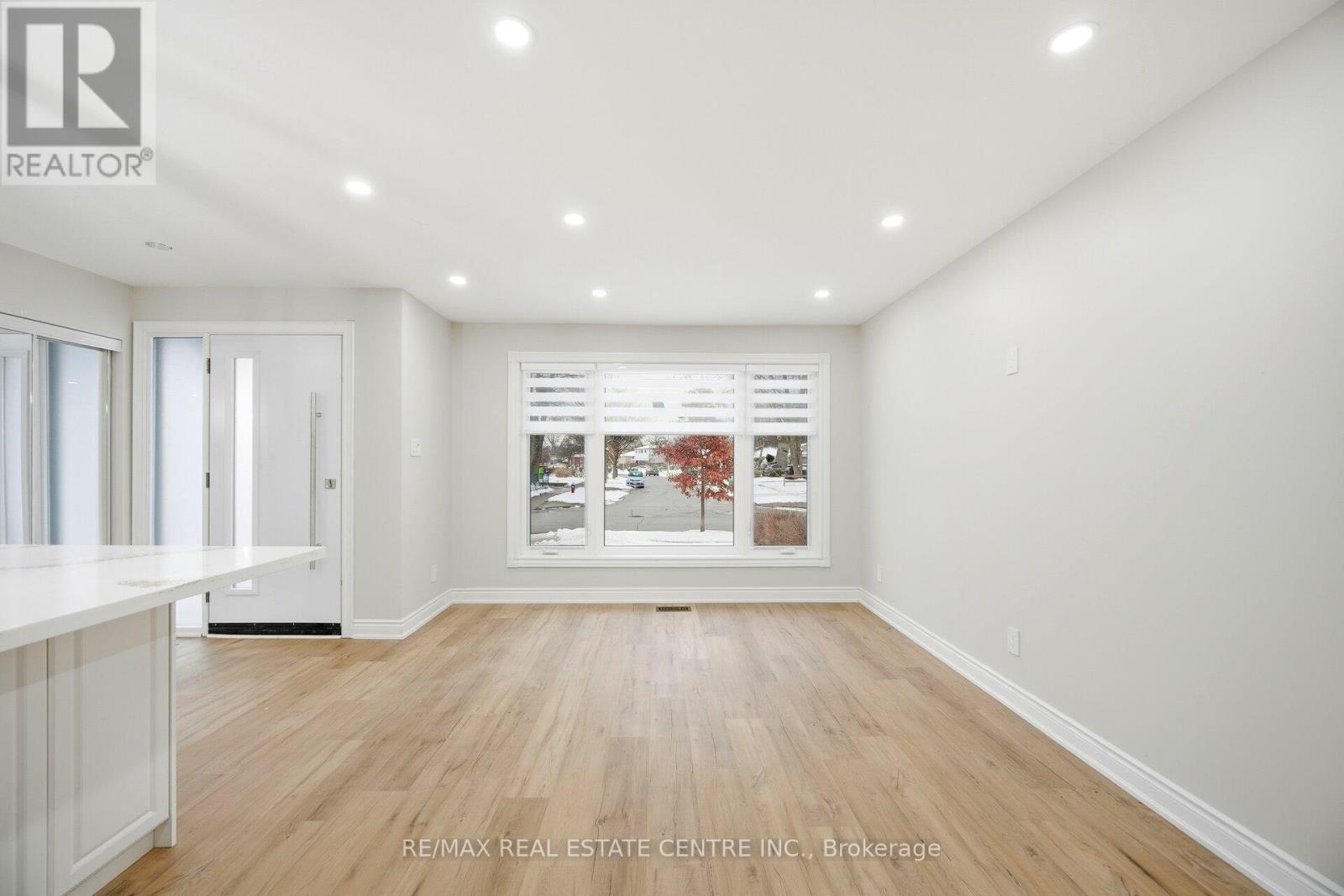 Main Floor - 830 Embassy Avenue, Mississauga, Ontario  L5J 2Y2 - Photo 11 - W12670876