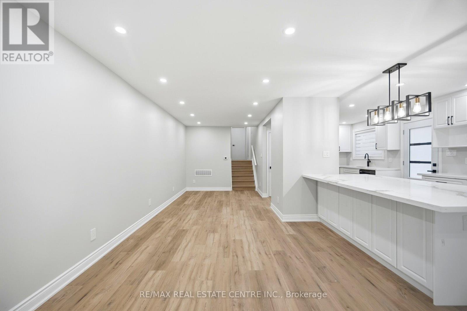 Main Floor - 830 Embassy Avenue, Mississauga, Ontario  L5J 2Y2 - Photo 13 - W12670876