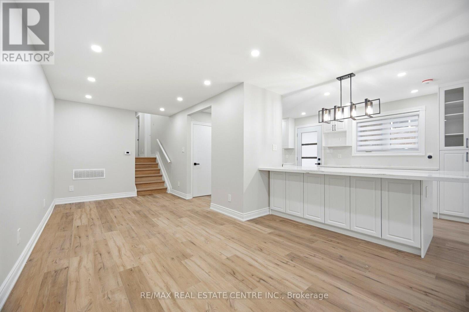 Main Floor - 830 Embassy Avenue, Mississauga, Ontario  L5J 2Y2 - Photo 15 - W12670876