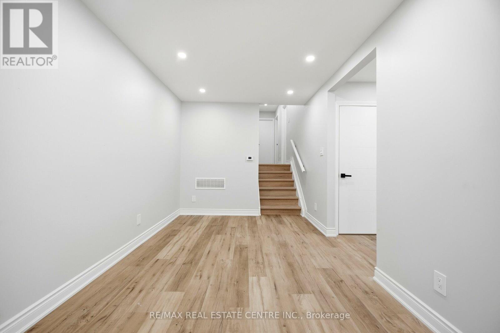 Main Floor - 830 Embassy Avenue, Mississauga, Ontario  L5J 2Y2 - Photo 16 - W12670876