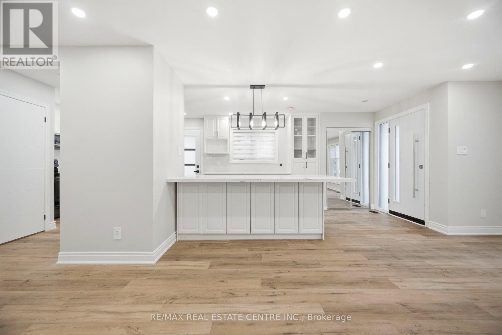 Main Floor - 830 Embassy Avenue, Mississauga, Ontario  L5J 2Y2 - Photo 18 - W12670876