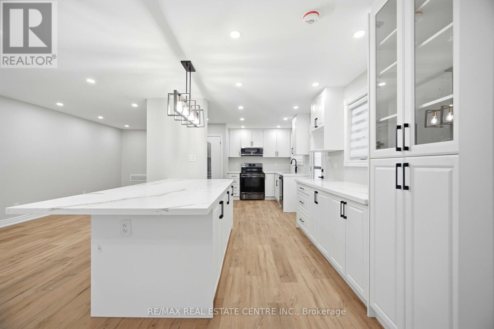 Main Floor - 830 Embassy Avenue, Mississauga, Ontario  L5J 2Y2 - Photo 19 - W12670876