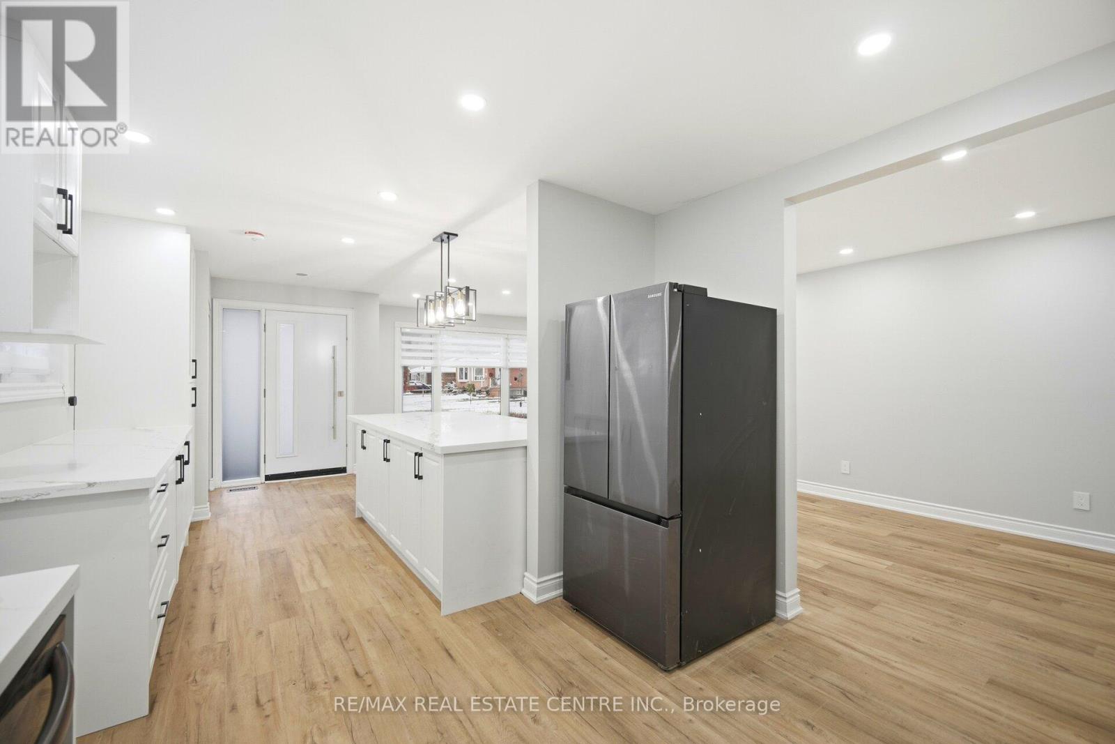 Main Floor - 830 Embassy Avenue, Mississauga, Ontario  L5J 2Y2 - Photo 22 - W12670876