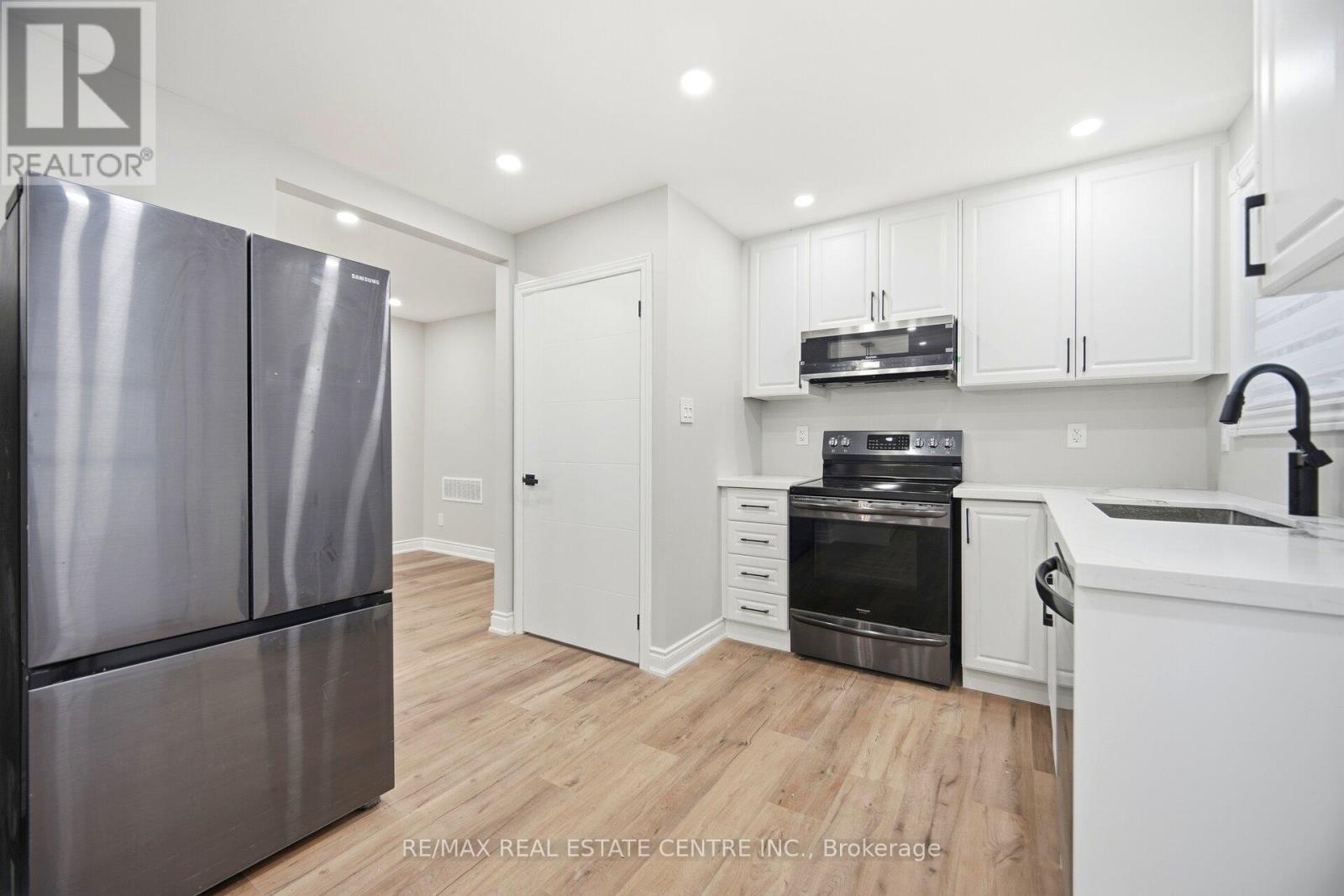 Main Floor - 830 Embassy Avenue, Mississauga, Ontario  L5J 2Y2 - Photo 23 - W12670876