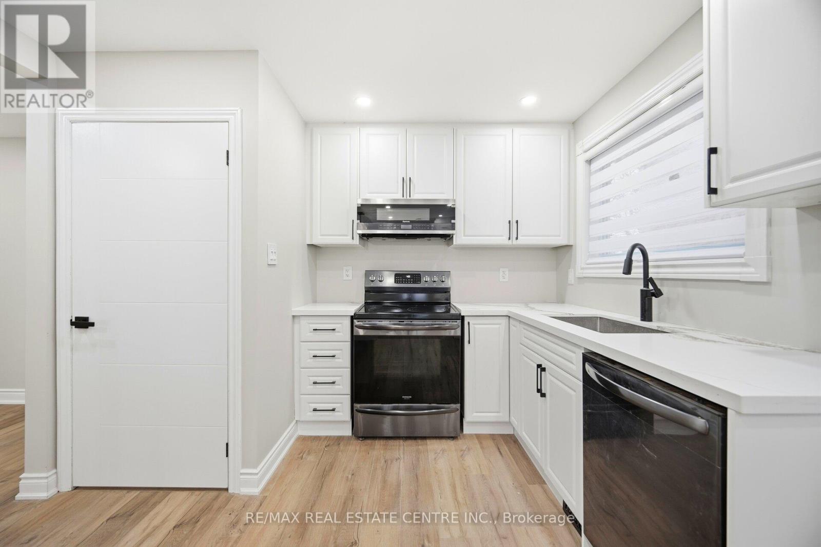 Main Floor - 830 Embassy Avenue, Mississauga, Ontario  L5J 2Y2 - Photo 24 - W12670876