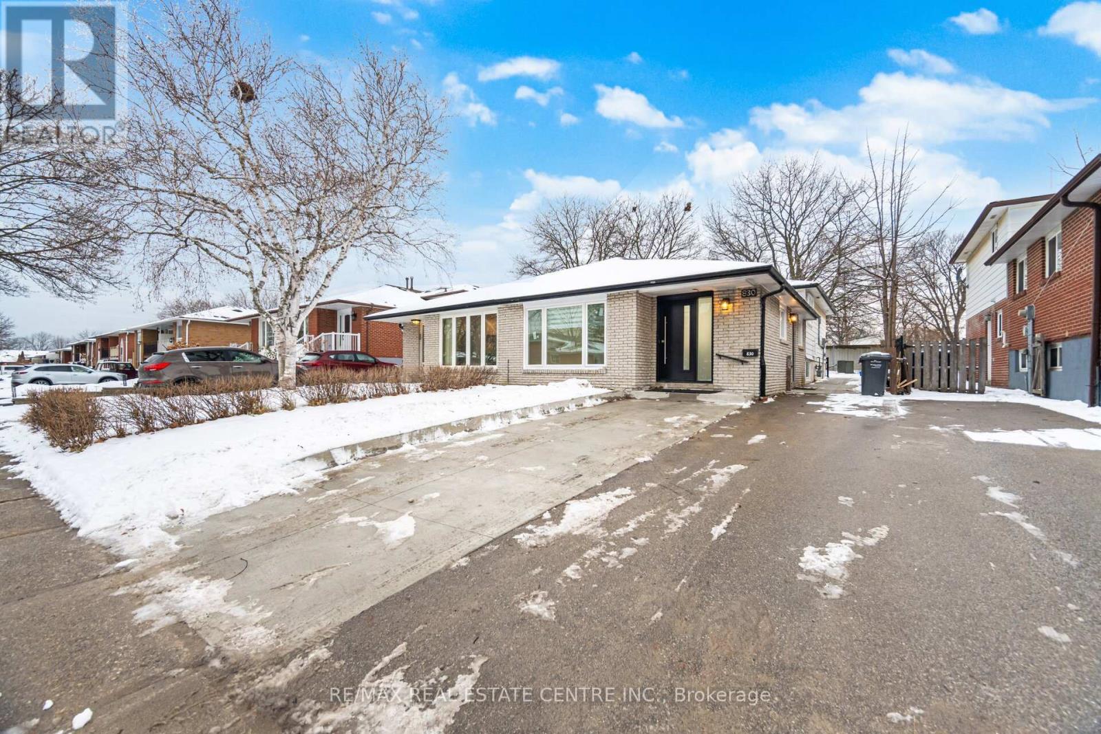 Main Floor - 830 Embassy Avenue, Mississauga, Ontario  L5J 2Y2 - Photo 4 - W12670876