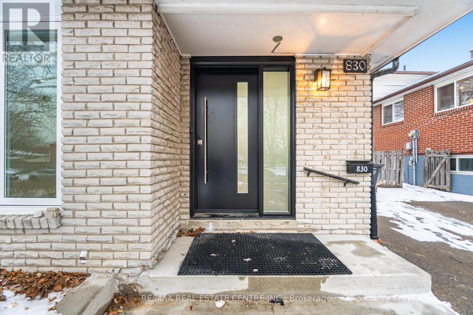 Main Floor - 830 Embassy Avenue, Mississauga, Ontario  L5J 2Y2 - Photo 5 - W12670876