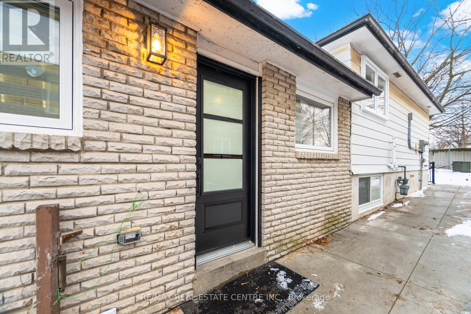 Main Floor - 830 Embassy Avenue, Mississauga, Ontario  L5J 2Y2 - Photo 6 - W12670876