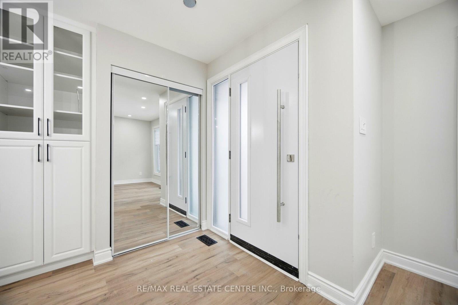 Main Floor - 830 Embassy Avenue, Mississauga, Ontario  L5J 2Y2 - Photo 7 - W12670876