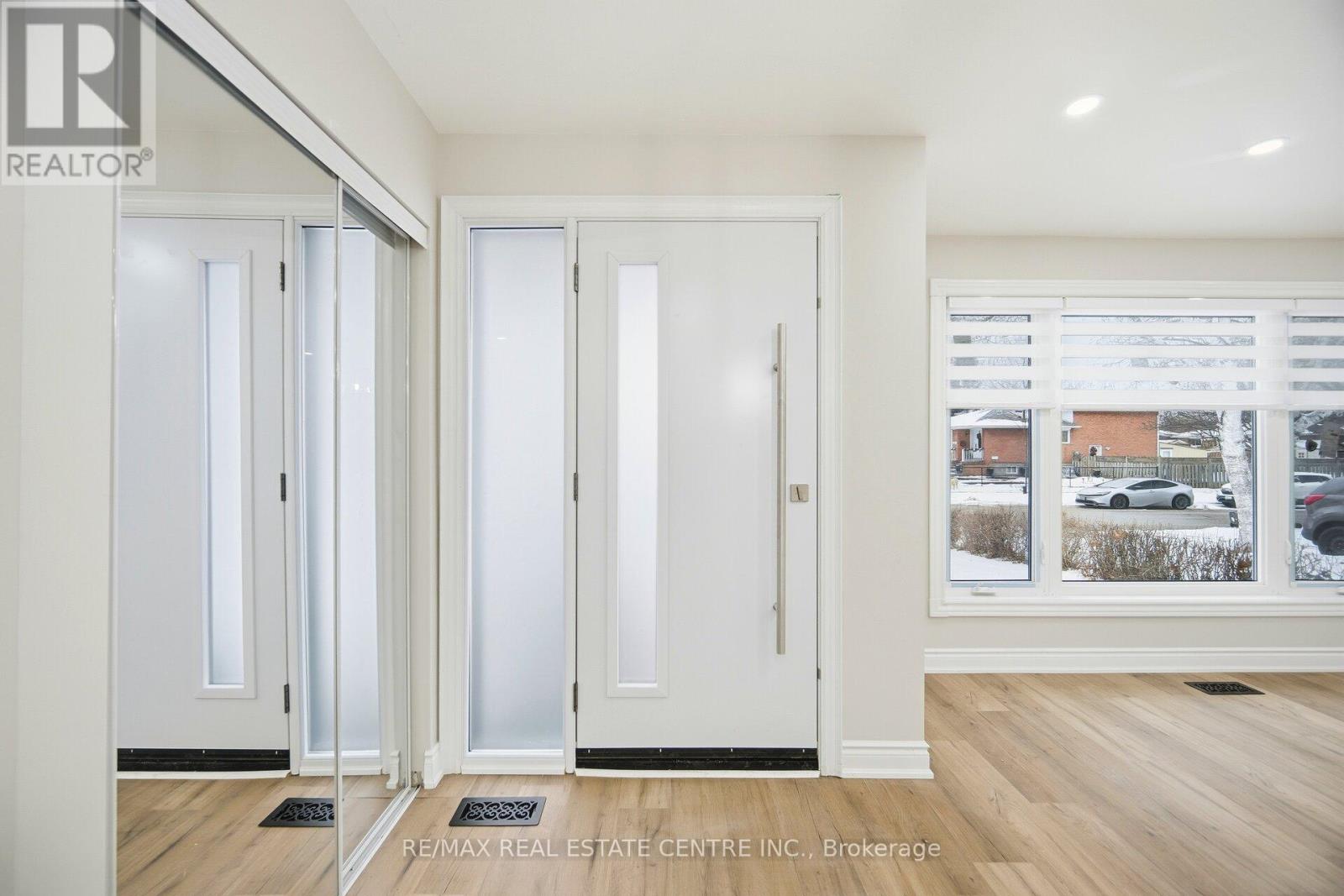 Main Floor - 830 Embassy Avenue, Mississauga, Ontario  L5J 2Y2 - Photo 8 - W12670876