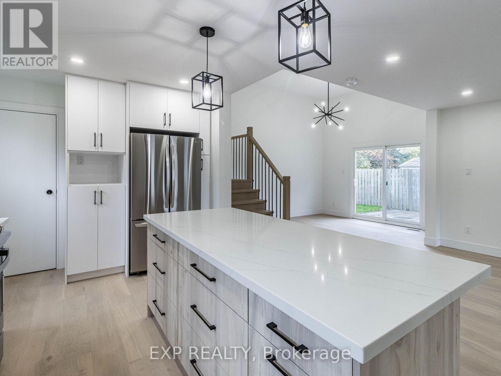 Upper Level - 3278 Trevor Court, Mississauga, Ontario  L5L 1V1 - Photo 11 - W12670956