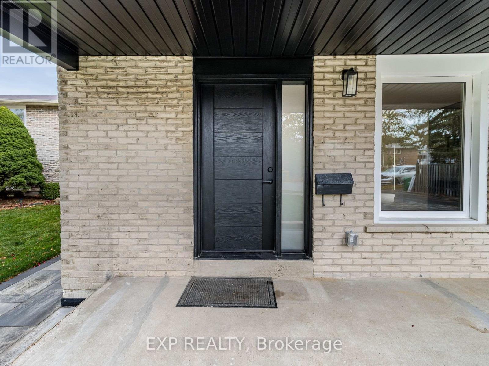 Upper Level - 3278 Trevor Court, Mississauga, Ontario  L5L 1V1 - Photo 3 - W12670956