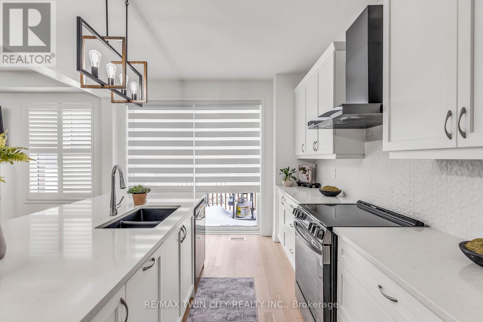 286 Forestwalk Street, Kitchener, Ontario  N2R 0T2 - Photo 11 - X12670966