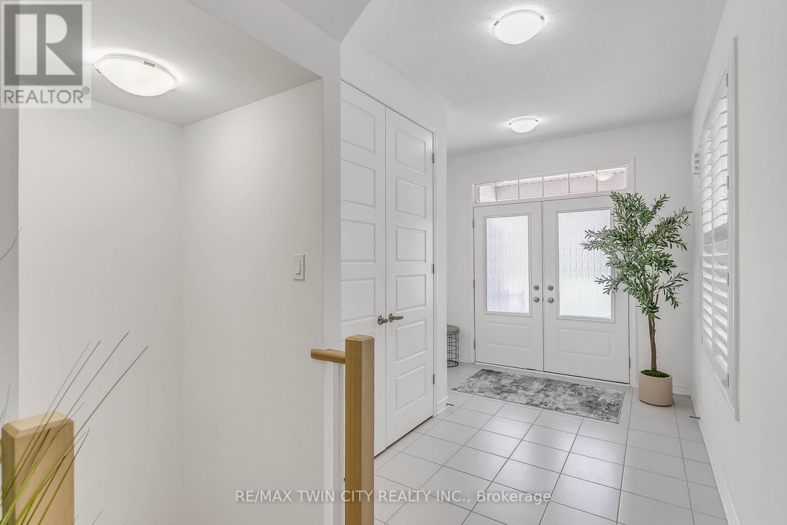 286 Forestwalk Street, Kitchener, Ontario  N2R 0T2 - Photo 4 - X12670966