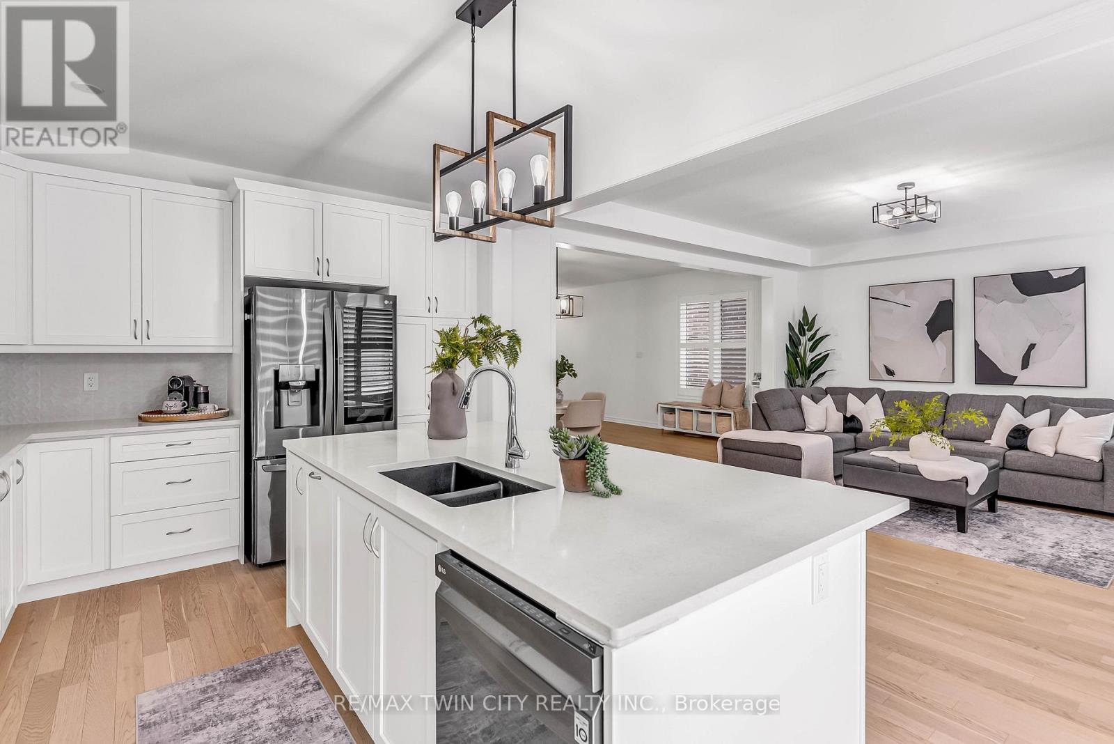 286 Forestwalk Street, Kitchener, Ontario  N2R 0T2 - Photo 9 - X12670966