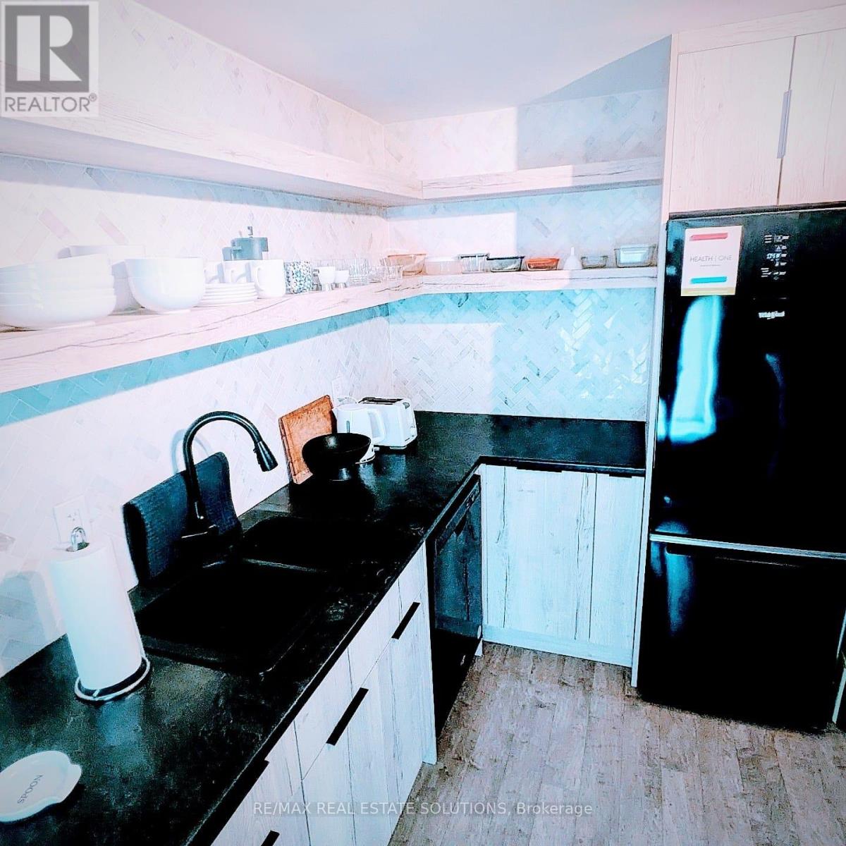 Upper - 206 Bathurst Street, Toronto, Ontario  M5T 2R9 - Photo 4 - C12671048