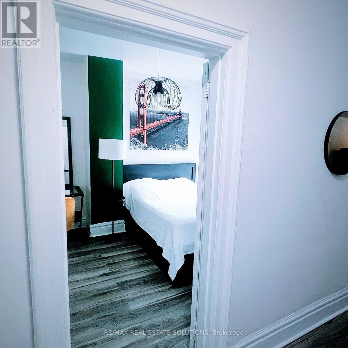 Upper - 206 Bathurst Street, Toronto, Ontario  M5T 2R9 - Photo 6 - C12671048