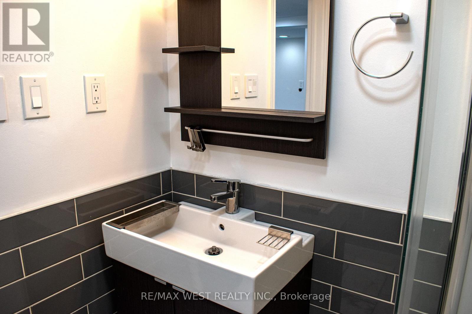 365 Silverthorn Avenue, Toronto, Ontario  M6M 3G7 - Photo 6 - W12671070