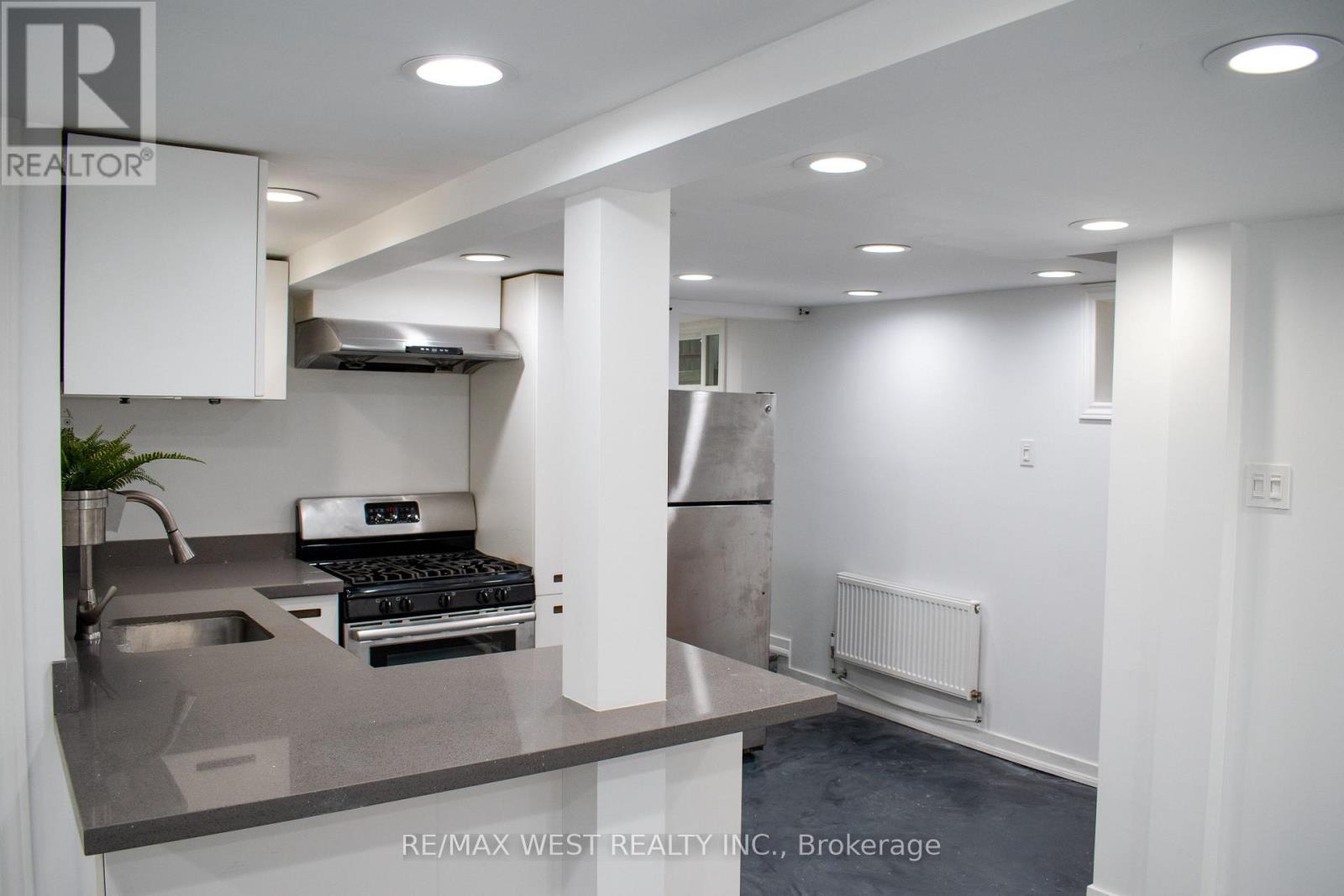 365 Silverthorn Avenue, Toronto, Ontario  M6M 3G7 - Photo 7 - W12671070