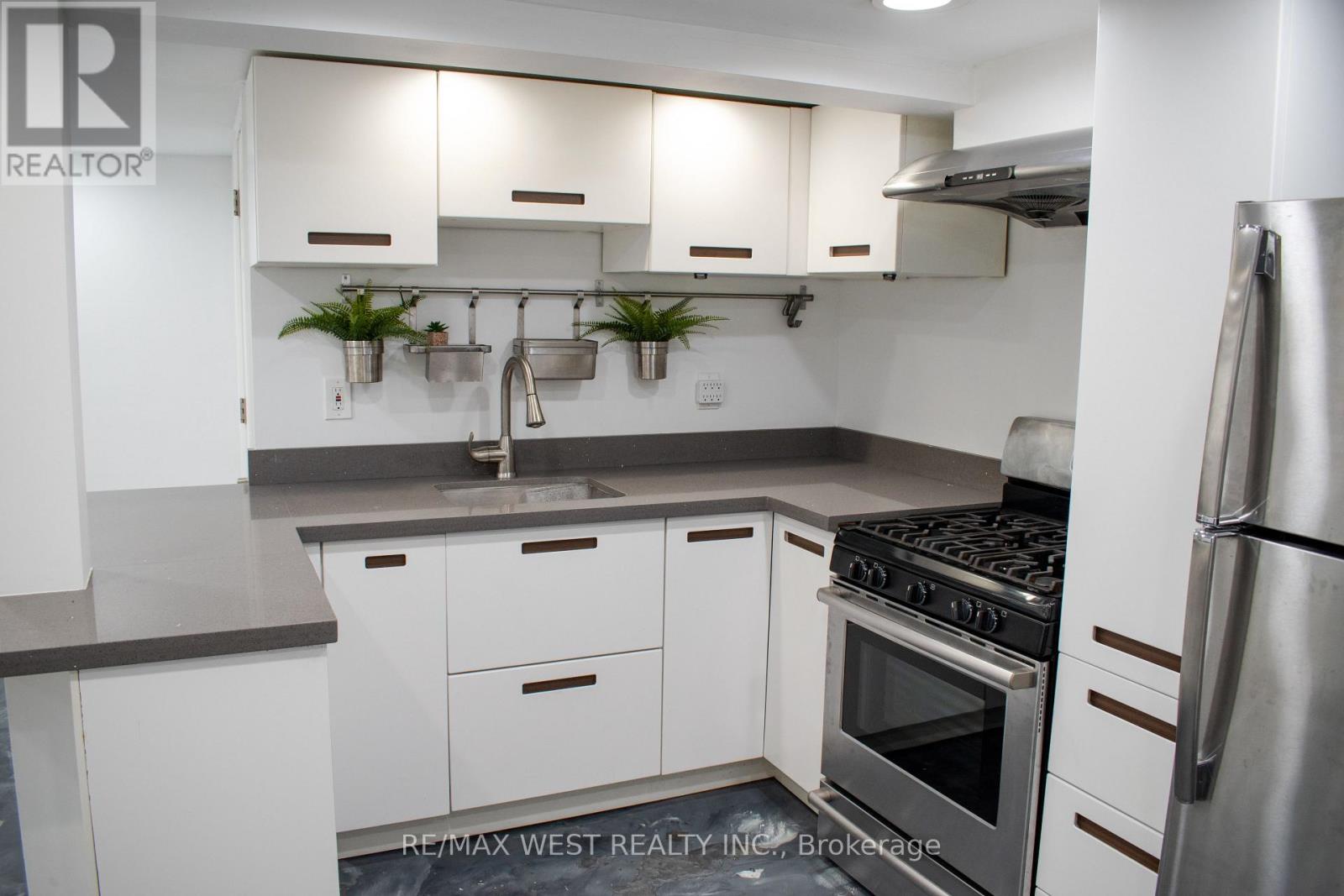 365 Silverthorn Avenue, Toronto, Ontario  M6M 3G7 - Photo 8 - W12671070