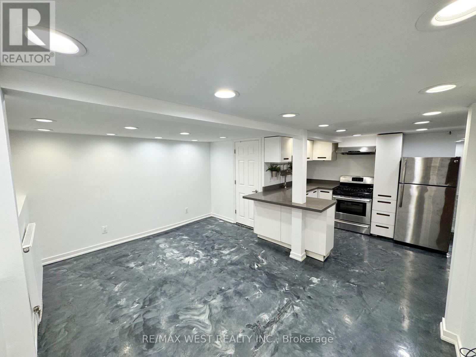 365 Silverthorn Avenue, Toronto, Ontario  M6M 3G7 - Photo 9 - W12671070