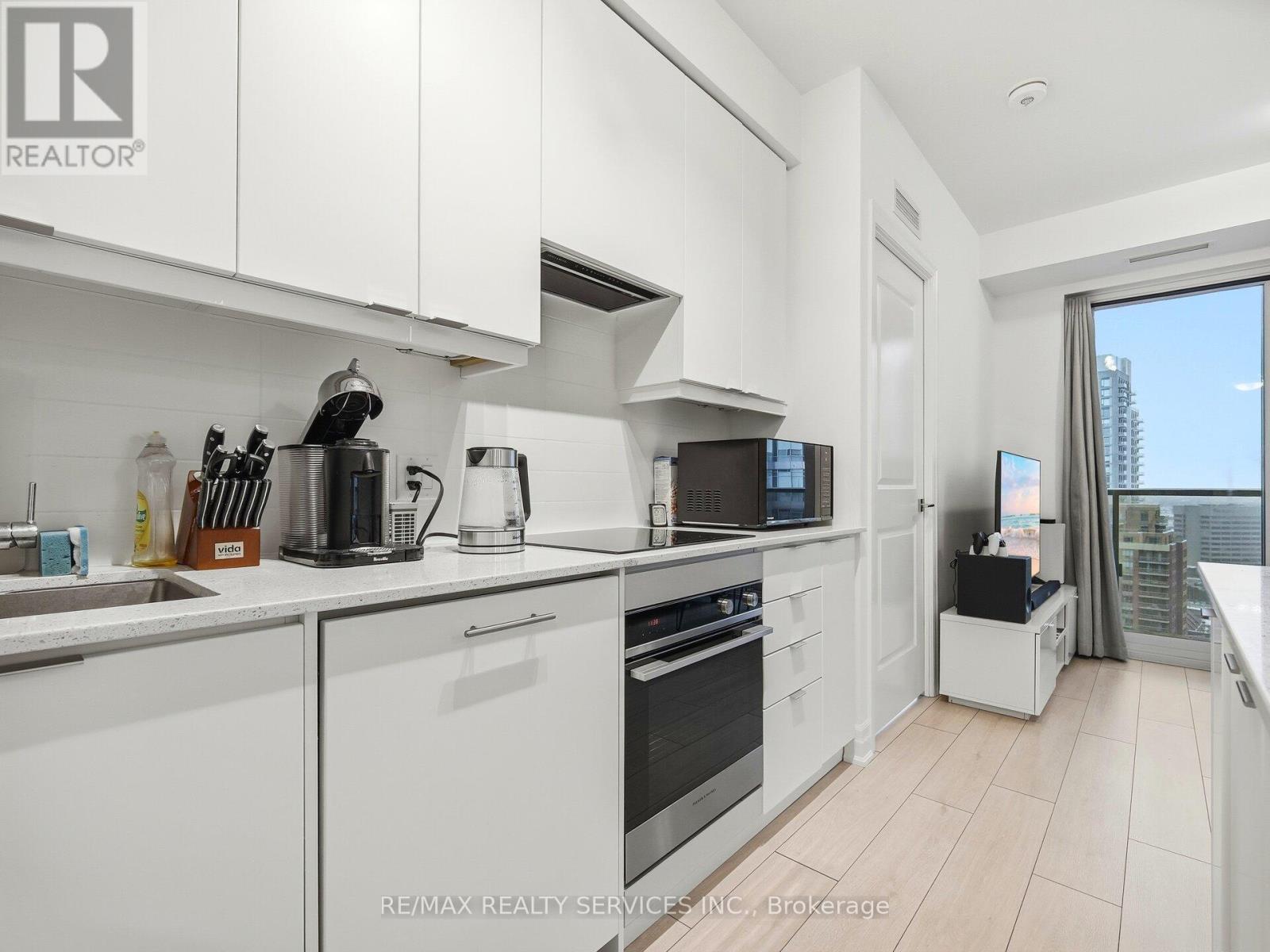 2401 - 30 Elm Drive, Mississauga, Ontario  L5B 0N6 - Photo 10 - W12671090