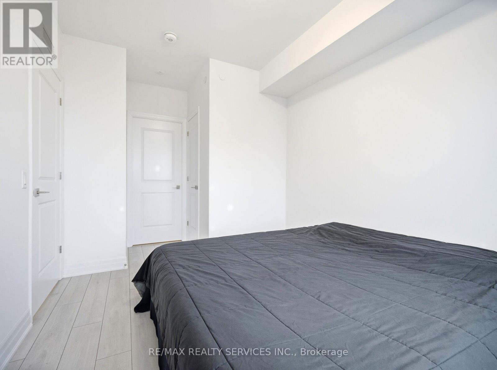 2401 - 30 Elm Drive, Mississauga, Ontario  L5B 0N6 - Photo 16 - W12671090