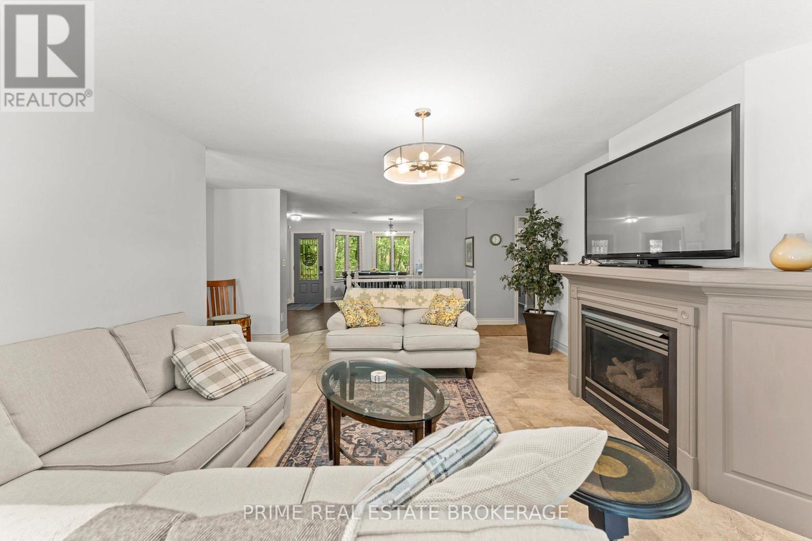 10219 Pinetree Drive, Lambton Shores, Ontario  N0M 1T0 - Photo 11 - X12671188