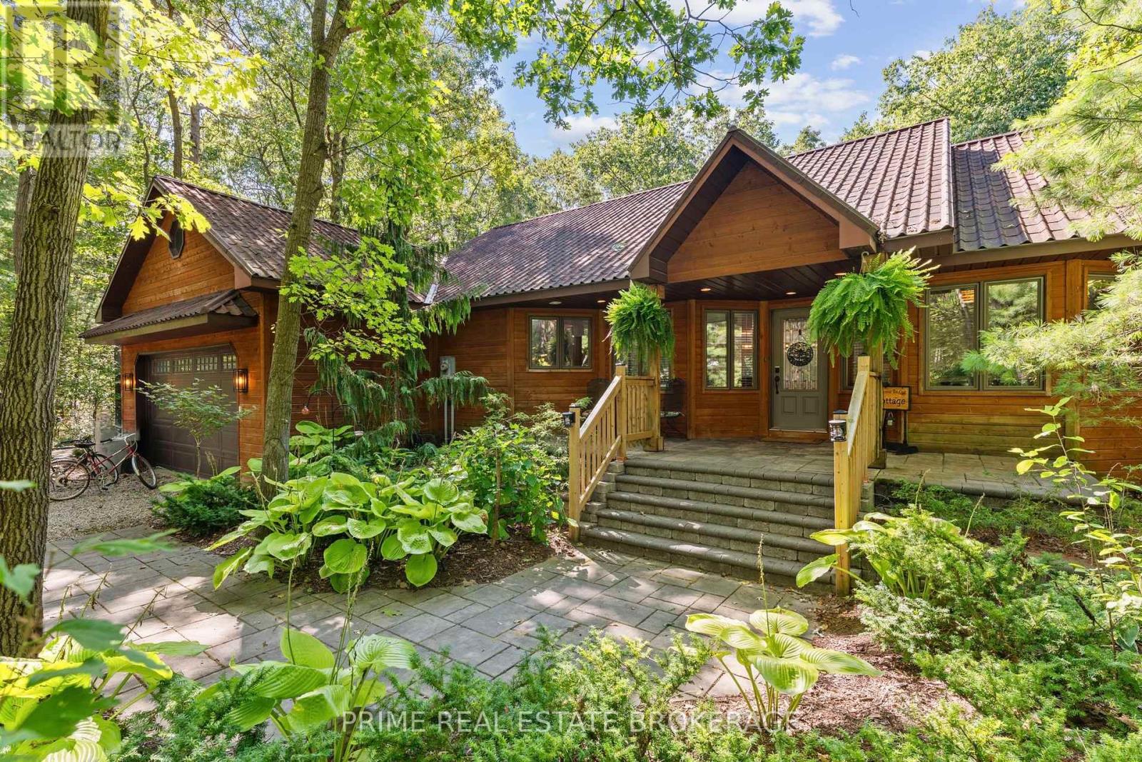 10219 Pinetree Drive, Lambton Shores, Ontario  N0M 1T0 - Photo 2 - X12671188