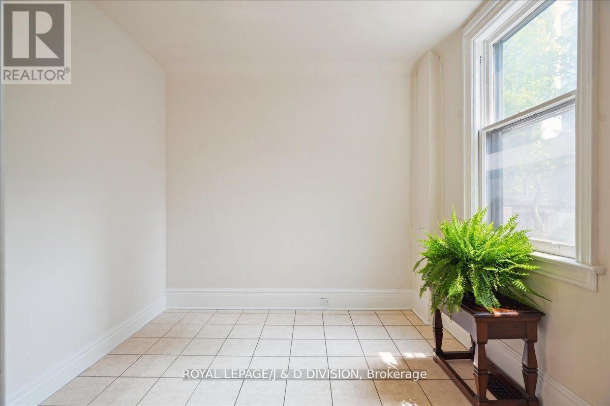 51 Chicora Avenue, Toronto, Ontario  M5R 1T7 - Photo 11 - C12671366