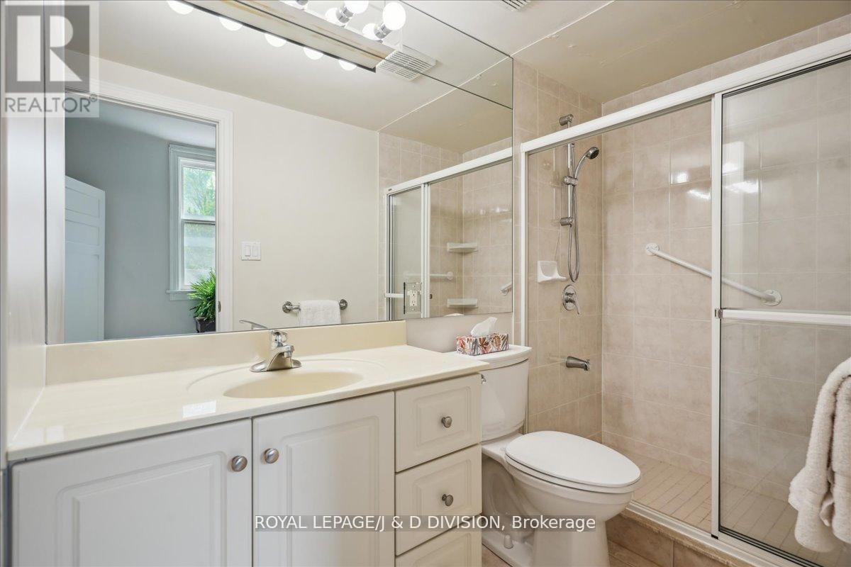 51 Chicora Avenue, Toronto, Ontario  M5R 1T7 - Photo 13 - C12671366