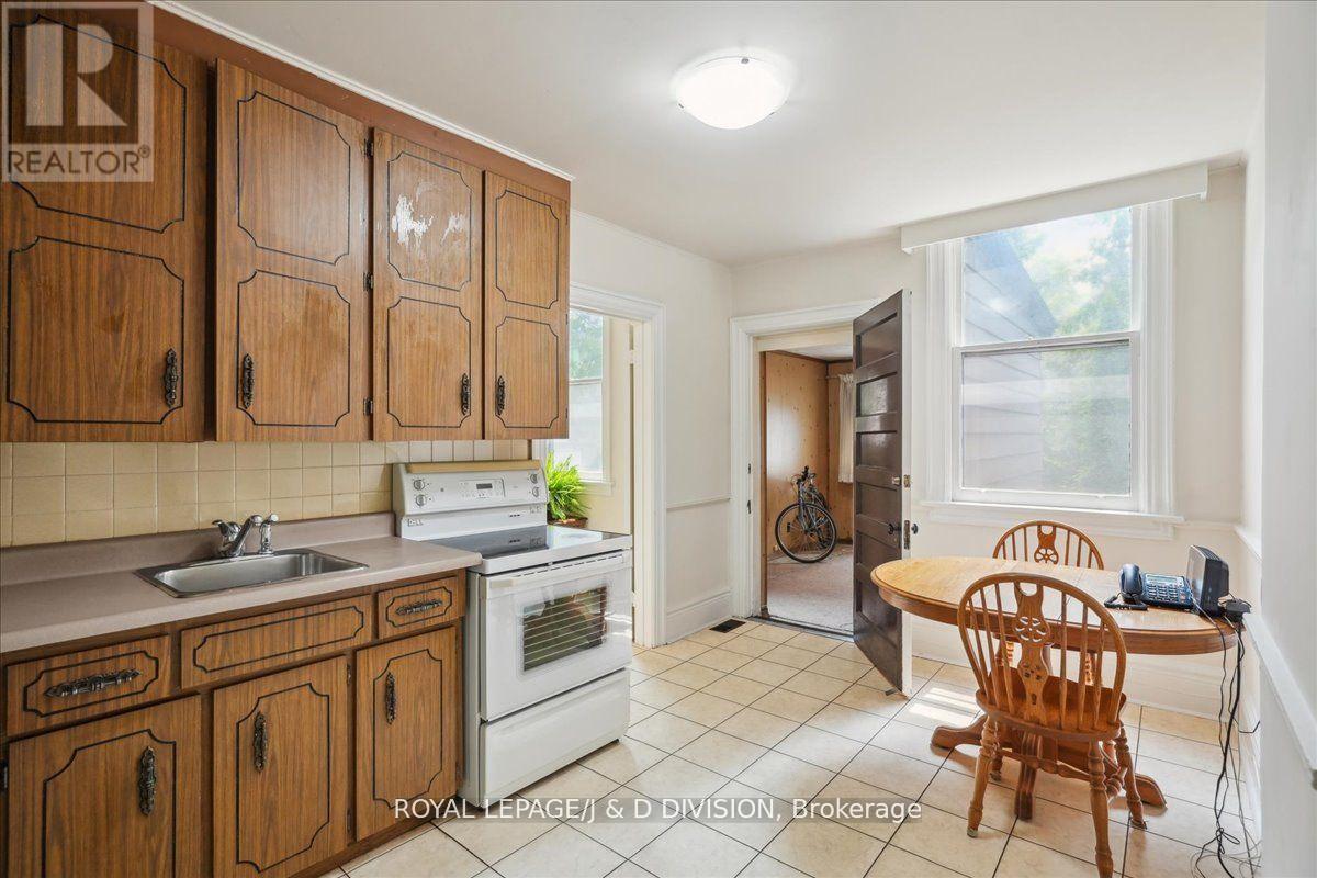 51 Chicora Avenue, Toronto, Ontario  M5R 1T7 - Photo 9 - C12671366