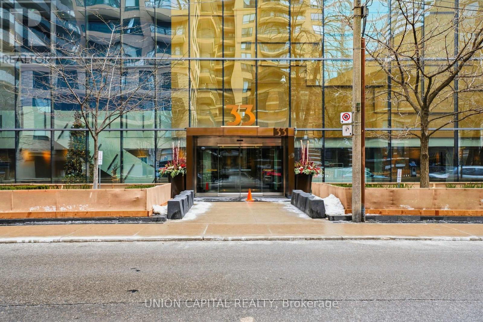 3905 - 33 Charles Street E, Toronto, Ontario  M4Y 1R9 - Photo 2 - C12671446