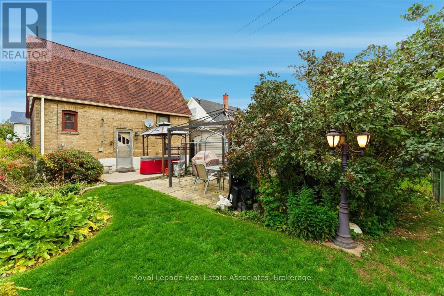 135 Tiago Avenue, Toronto, Ontario  M4B 2A6 - Photo 17 - E12671224