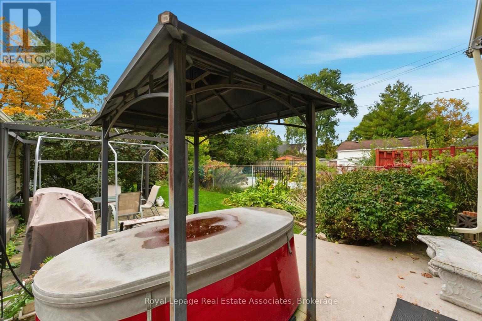 135 Tiago Avenue, Toronto, Ontario  M4B 2A6 - Photo 21 - E12671224