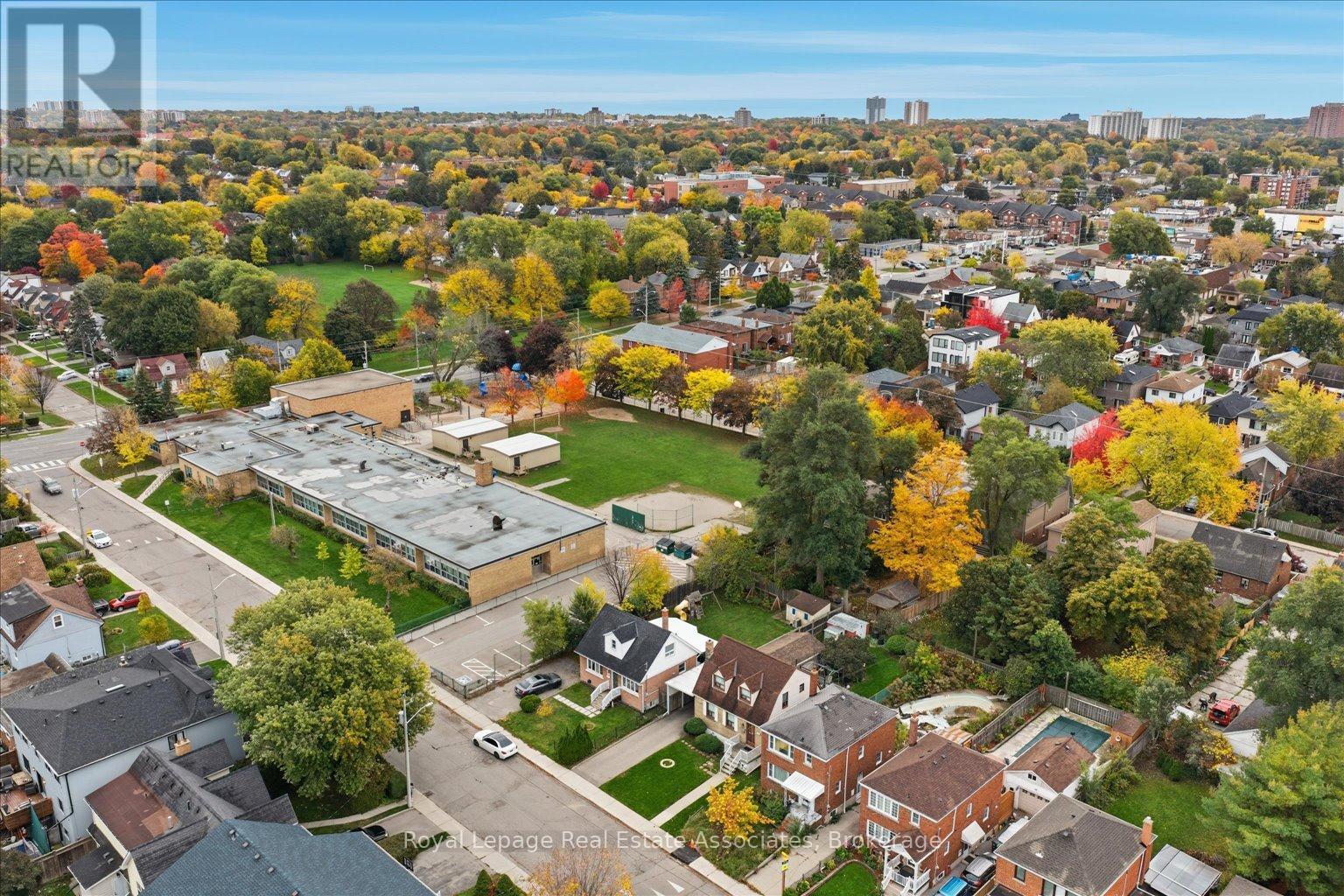 135 Tiago Avenue, Toronto, Ontario  M4B 2A6 - Photo 6 - E12671224