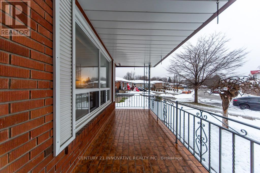 4 Albacore Crescent, Toronto, Ontario  M1H 2L3 - Photo 2 - E12671376