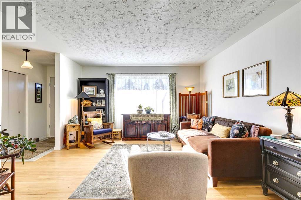 4736 Worcester Drive Sw, Calgary, Alberta  T3G 3l6 - Photo 4 - A2277412