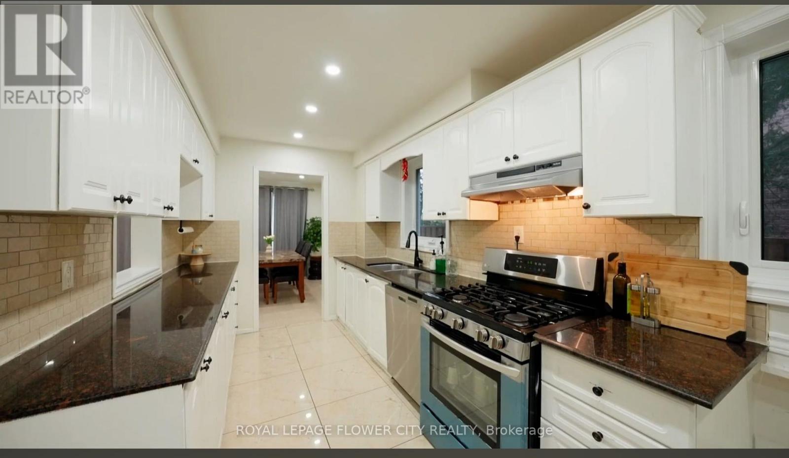 32 Payton Court, Brampton, Ontario  L6W 3Y9 - Photo 6 - W12671216