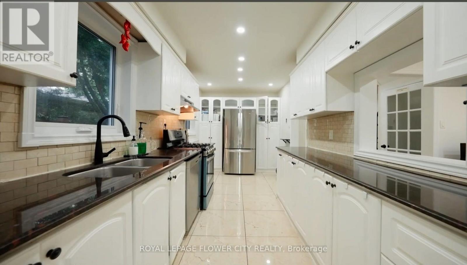 32 Payton Court, Brampton, Ontario  L6W 3Y9 - Photo 7 - W12671216