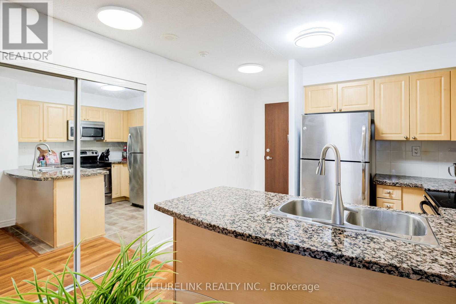 2209 - 5 Michael Power Place, Toronto, Ontario  M9A 0A3 - Photo 7 - W12671238