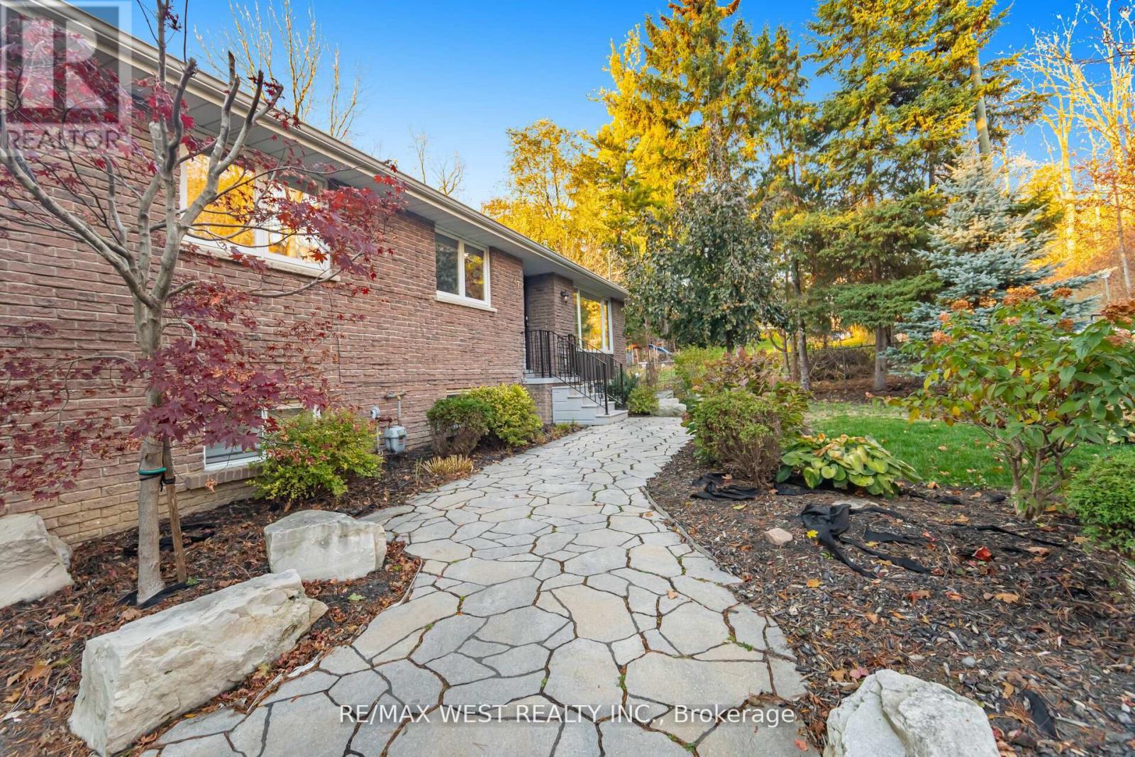 47 Elizabeth Street, Caledon, Ontario  L7E 1A3 - Photo 2 - W12671396