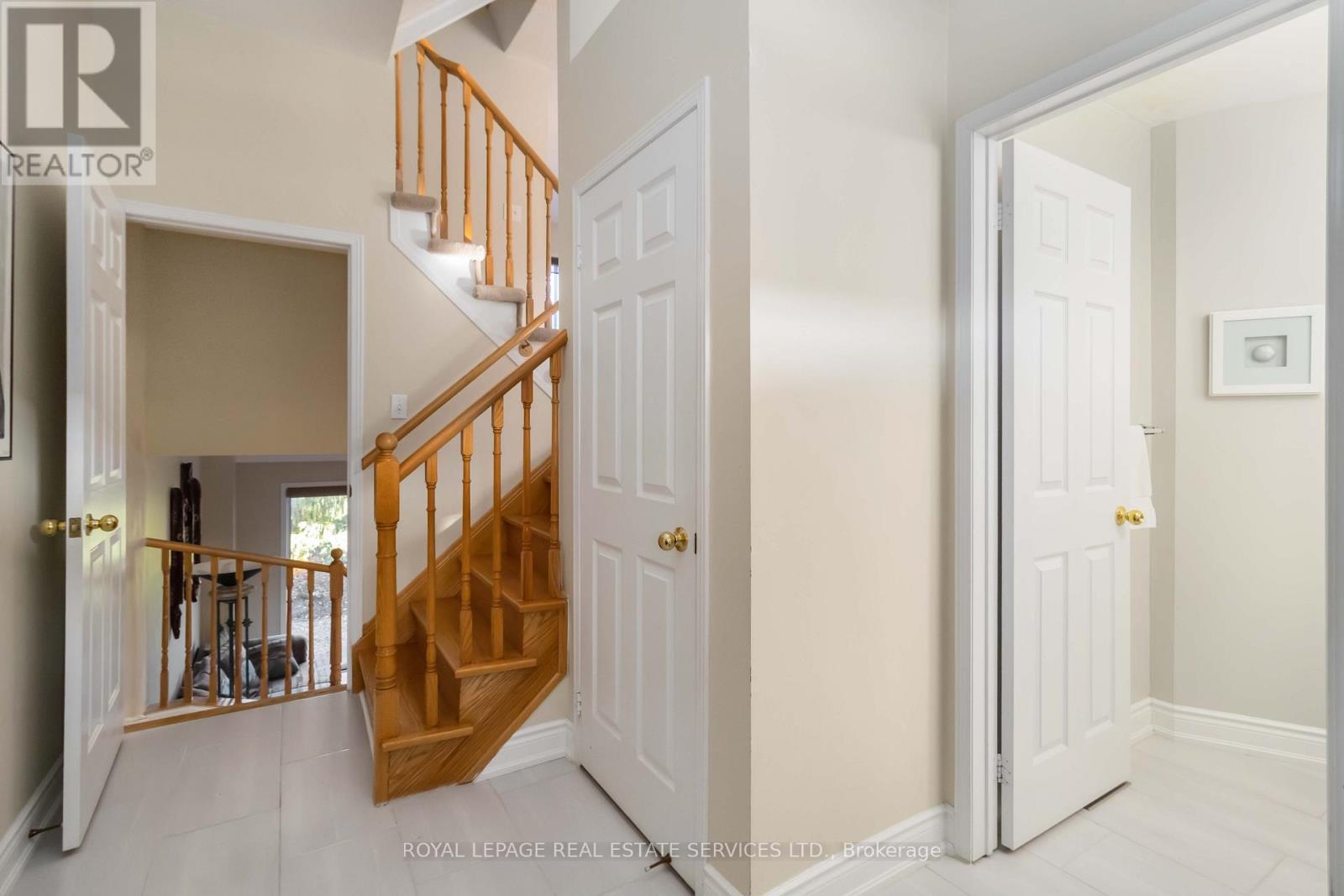 1584 Woodhenge Way, Mississauga, Ontario  L5N 7T1 - Photo 4 - W12671452